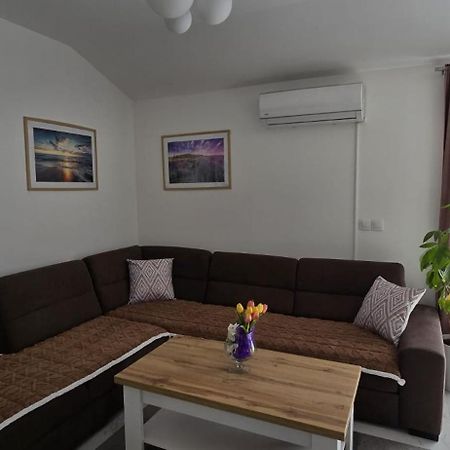 Apartman Grosic Брна Екстериор снимка